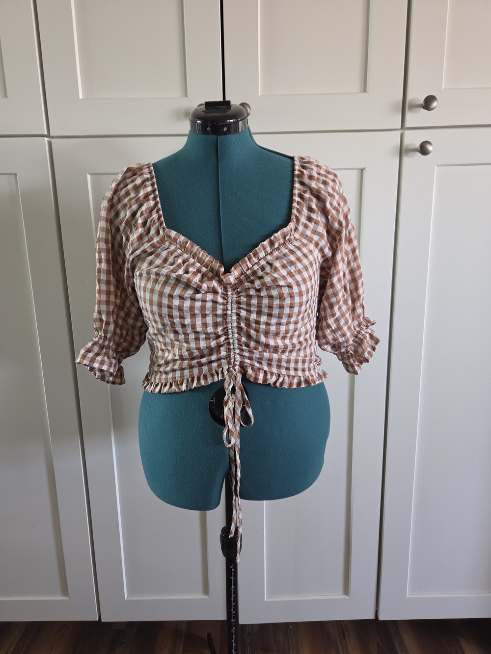 Gingham Ruched Tie-Front Crop Top - Brown & White Size L By Indigo Rising